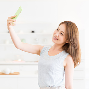 写メ日記の写メをお客様に頼むのはアリ?|大阪で風俗の求人をお探しの30代40代の女性が稼ぐ為のブログ